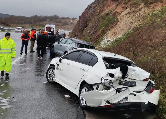 İstanbul-İzmir Otoyolu'nun Balıkesir kesiminde zincirleme kaza: 1 ölü