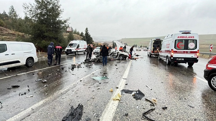 Adıyaman'da otobüs, otomobili ezdi: 3 ölü, 1 yaralı