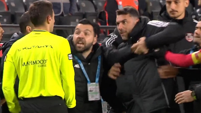 Burak Yılmaz kırmızı kartla çıldırdı: Önüne gelene saldırdı