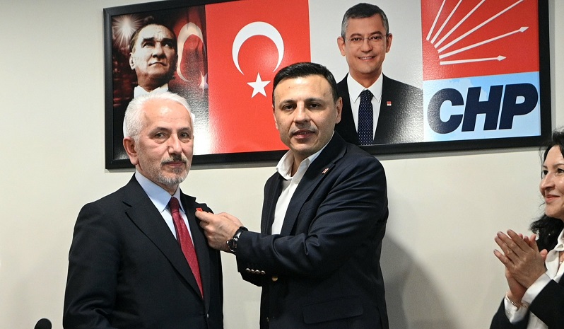 İstanbul'da AKP'den istifa eden meclis üyesi CHP’ye katıldı