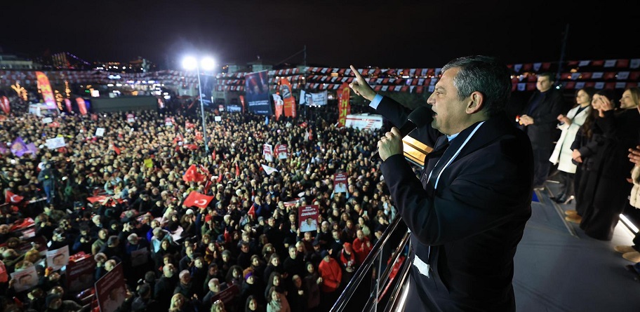 Özgür Özel'den Beşiktaş mitinginde AKP'nin afişlerine tek tek yanıt!