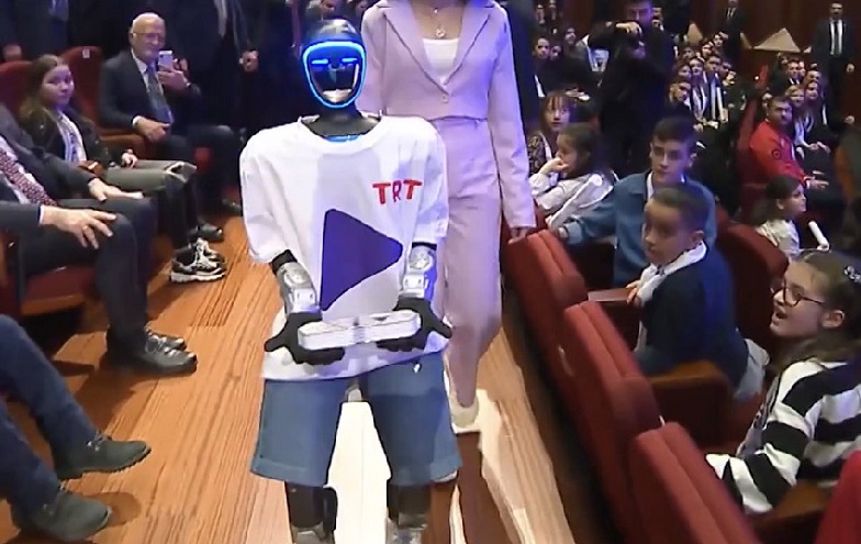 TRT'nin oyununu sosyal medya yerle-yeksan etti! Robot 'Çinli' çıktı
