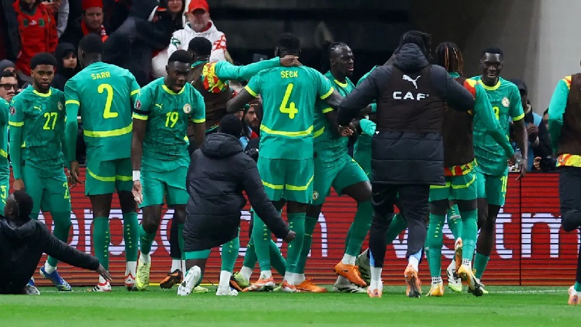 Önce sahadan çekildi sonra kupayı aldı... Tarihi finalde şampiyon Senegal!