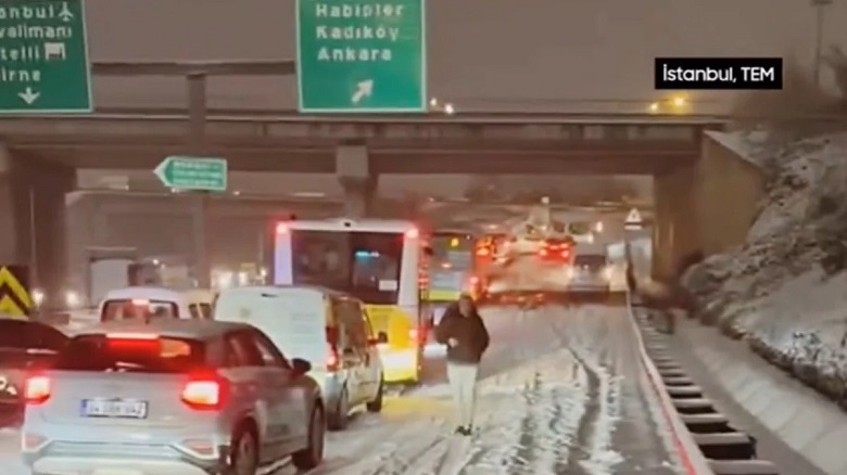 İstanbul'da kar afeti yaşanıyor! TEM kilitlendi, kuryelerin trafiğe çıkışı yasaklandı