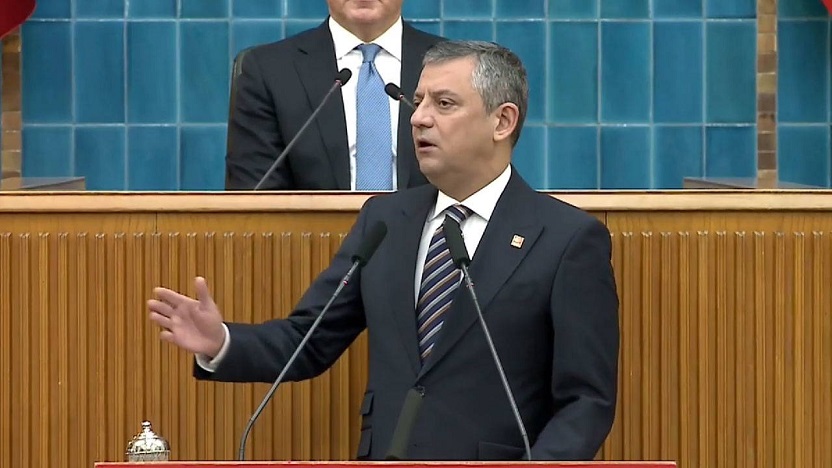 Özel, kürsüden seslendi: Kökünü kazıyacağız bu pisliğin