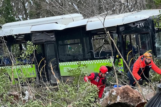 Kocaeli'de belediye otobüsü kaza yaptı: Çok sayıda yaralı var