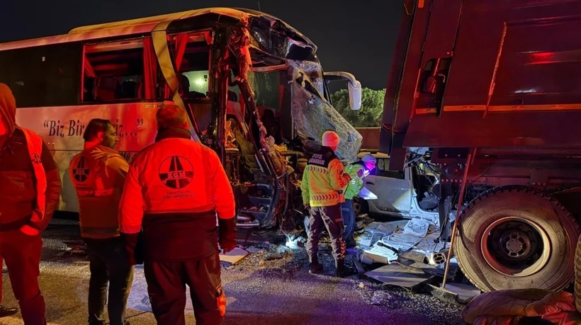 Sakarya’da feci kaza: 1 ölü, 3'ü ağır 27 yaralı