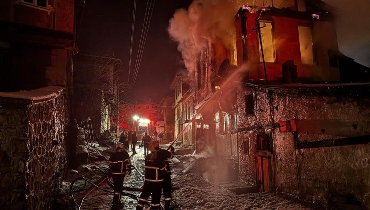 Kastamonu'da tarihi konak yandı!
