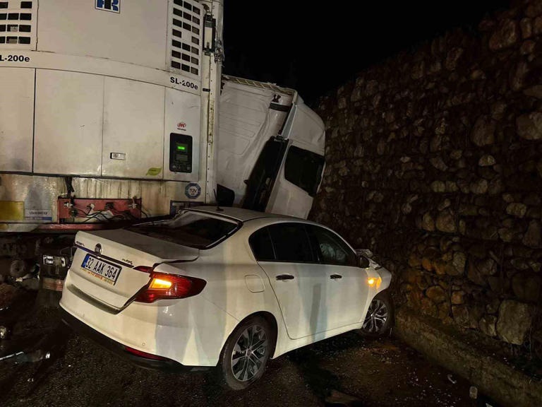 Burdur'da iki otomobil ve TIR çarpıştı: İki ölü, 6 yaralı