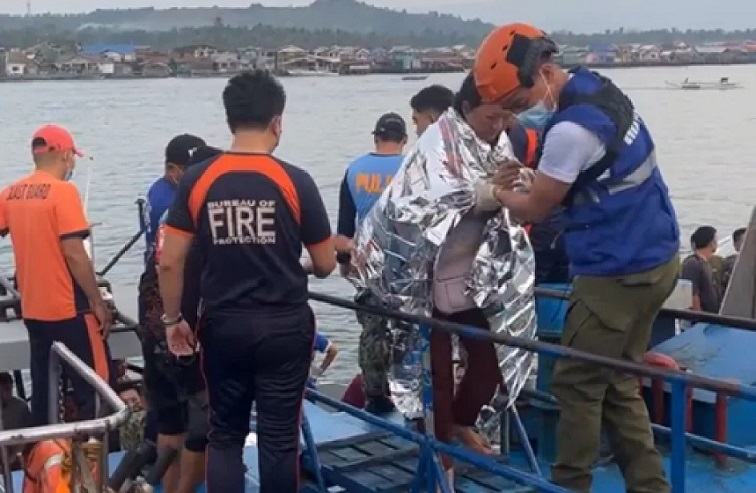 Filipinler'de 359 kişiyi taşıyan feribot battı!