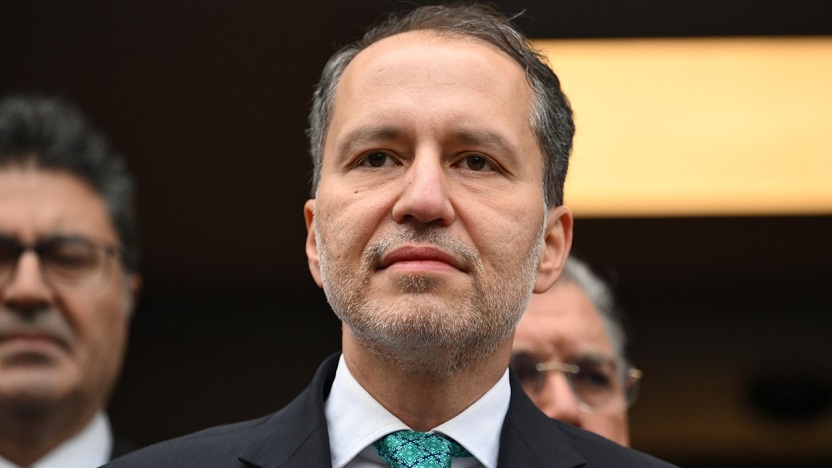 Erbakan'dan AKP'ye geçen belediye başkanlarına tepki: 'Omurgalı bir duruş sergileyemediler'