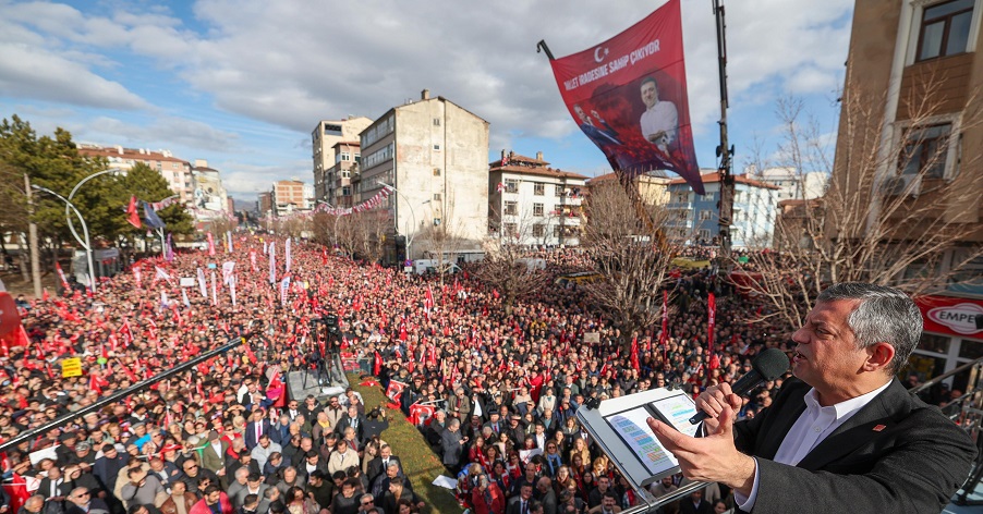 Özgür Özel'den, AKP'li Hatipoğlu'na: Kolunda bin emekli maaşı var, 28 bin liraya 'hayır' diyor!