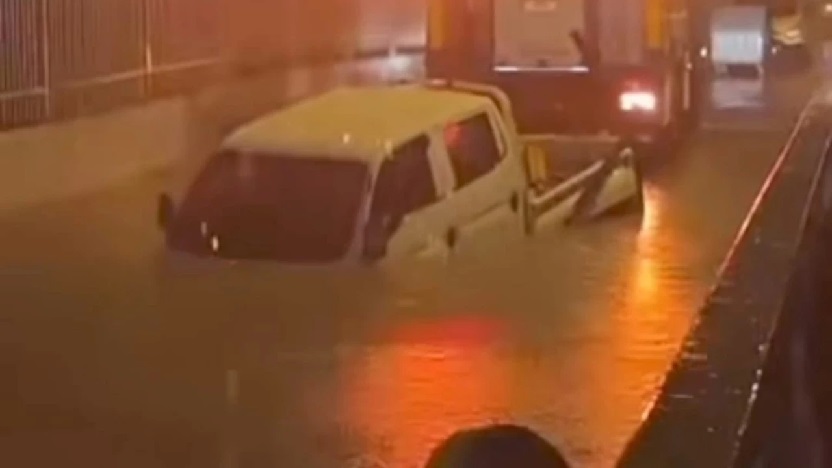 İzmir'de alt geçitte mahsur kalan sürücü öldü