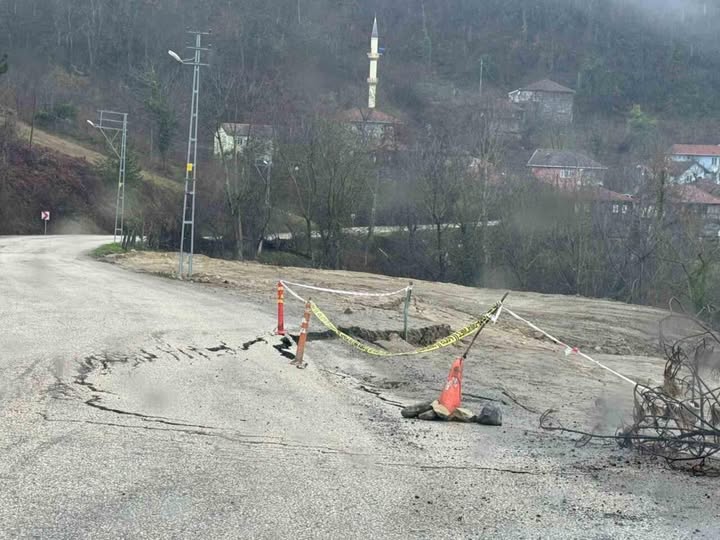 Kastamonu’da heyelan sonrası yol çöktü