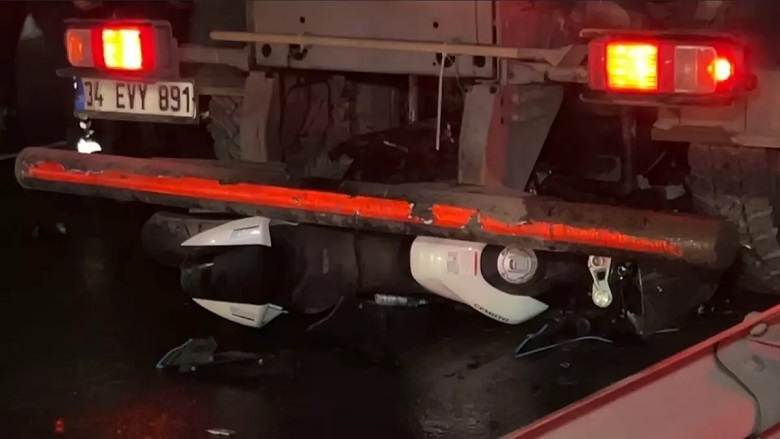 Küçükçekmece D-100’de feci kaza: Motosiklet temizlik aracının altına girdi, 2 ölü