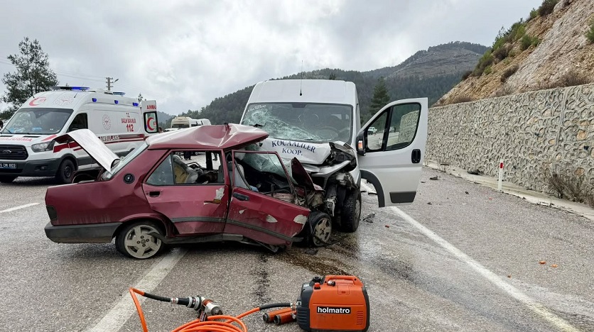 Burdur'da feci kaza: İki ölü, 4 yaralı