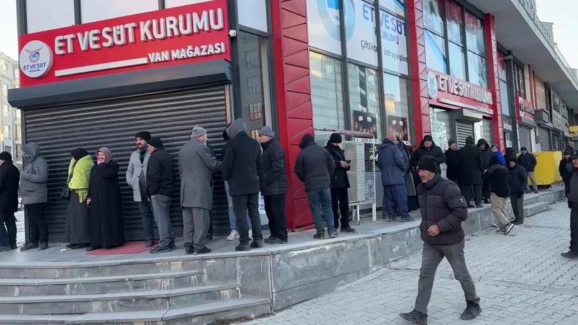 Van'da yağmur altında saatlerce beklediler: Rezilliği görün de utanın!