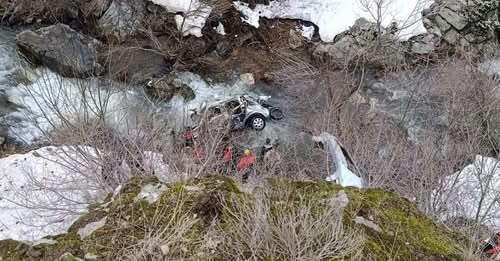 Bitlis'te hafif ticari araç, dereye uçtu: 3 ölü, 5 yaralı