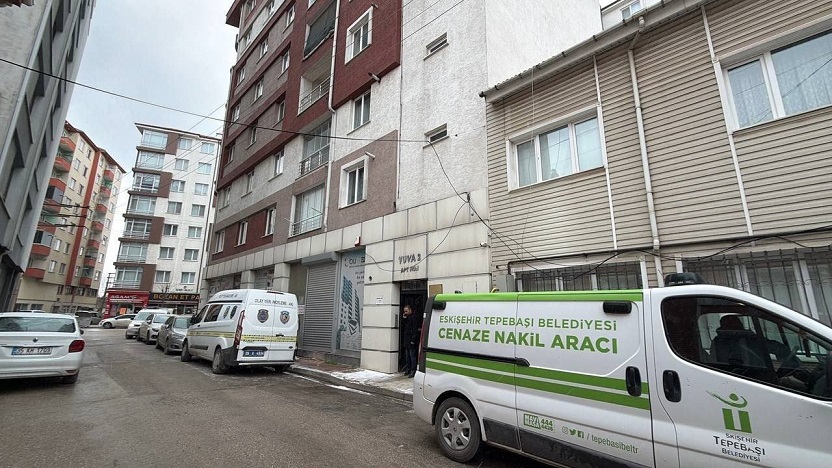 Eskişehir'de, eşinin öldürüp 7'nci kattan düşerek yaralanan zanlı tutuklandı