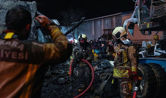 Ankara'da yangın! 100 araçtan geriye demir yığını kaldı