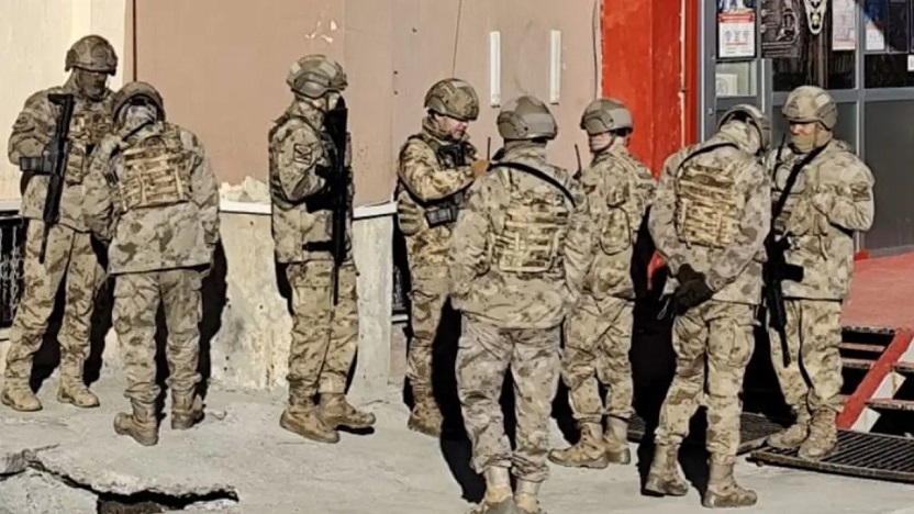 Hakkari'de uyuşturucu operasyonu: Yakalanan şüphelilerden biri başkomiser çıktı!