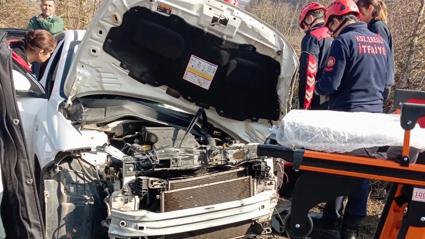 Zonguldak'ta işçi servisi ile otomobil çarpıştı: 13 yaralı