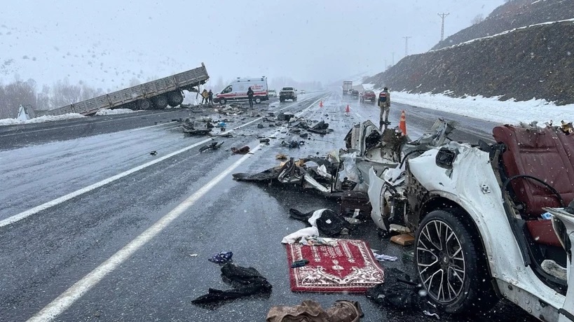 Tatvan’da feci kaza: 2 ölü, 5 yaralı