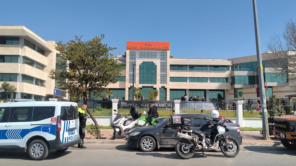 Antalya'da kaymakamlık binasında silah sesleri: Şüpheli kendini odaya kilitledi!