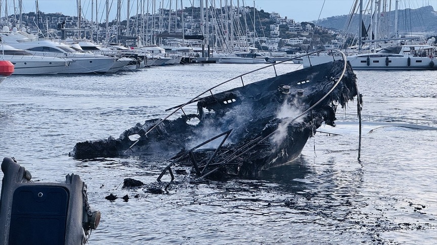 Bodrum Yalıkavak marinada yangın: 7 motoryat yanarak battı!