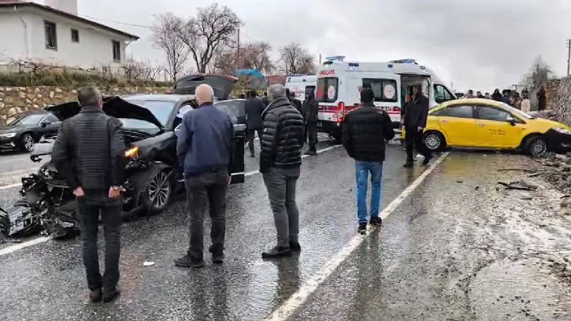 Elazığ'da AKP konvoyunda kaza: Yaralılar var!