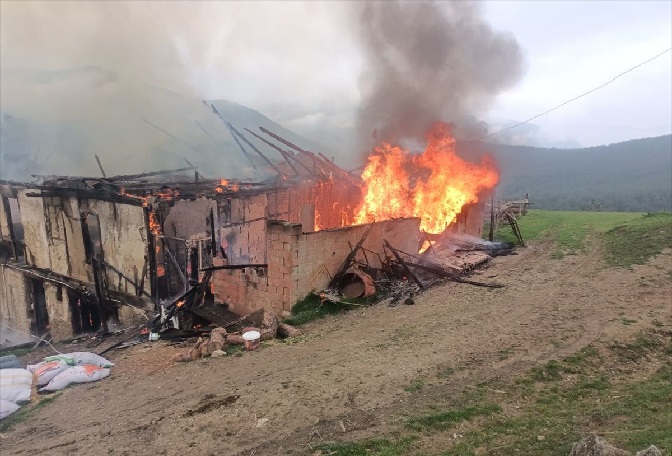 Karabük'te iki katlı ahşap ev alevlere teslim oldu