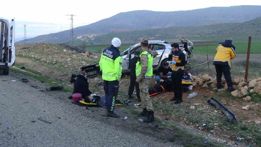 Batman'da otomobil yol kenarına yuvarlandı: 3'ü ağır 5 yaralı