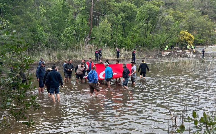 Göcek'te koy nöbeti: Jandarma izin vermedi, vatandaş suya girdi