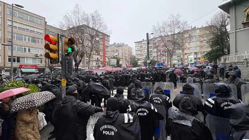 Tutuklu gazeteciler için Kadıköy'de polis ablukası altında eylem: 'Gazetecilik suç değildir!'