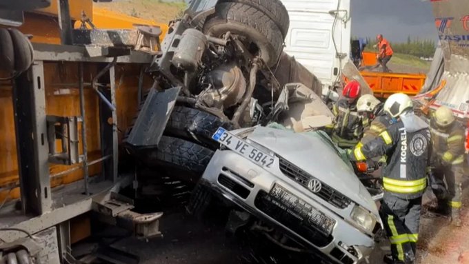 TEM'de 4 aracın birbirine girdiği kaza! Ölü ve yaralılar var