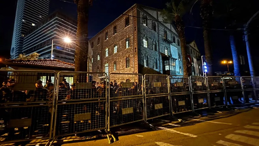 İzmir’de şafak baskını: Tapulu Meslek Fabrikası ablukaya alındı