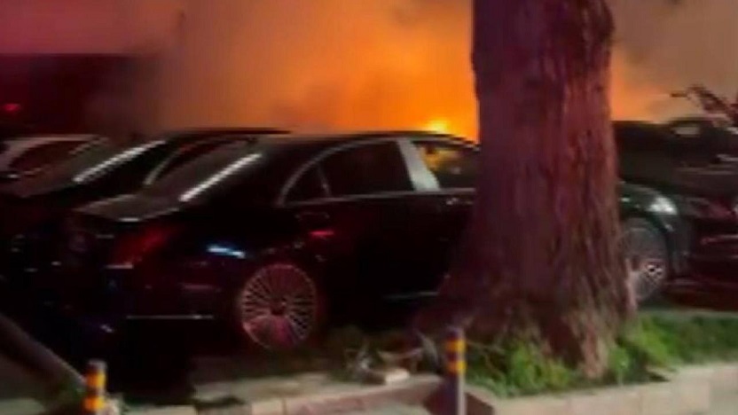 Beşiktaş'ta araç kiralama şirketinde yangın: 15 lüks araç alev alev yandı!