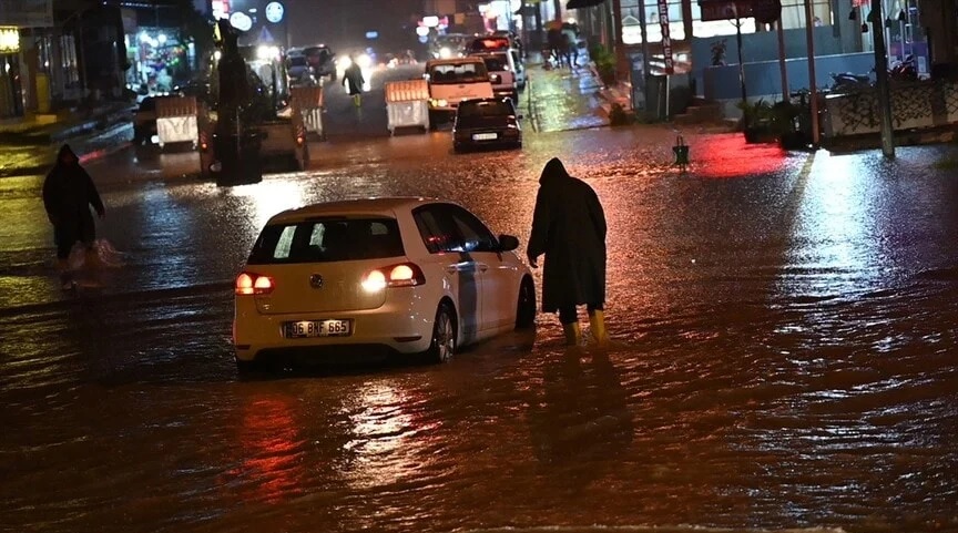 Osmaniye'de sel felaketi: Araçta mahsur kalan 2 kişi hayatını kaybetti