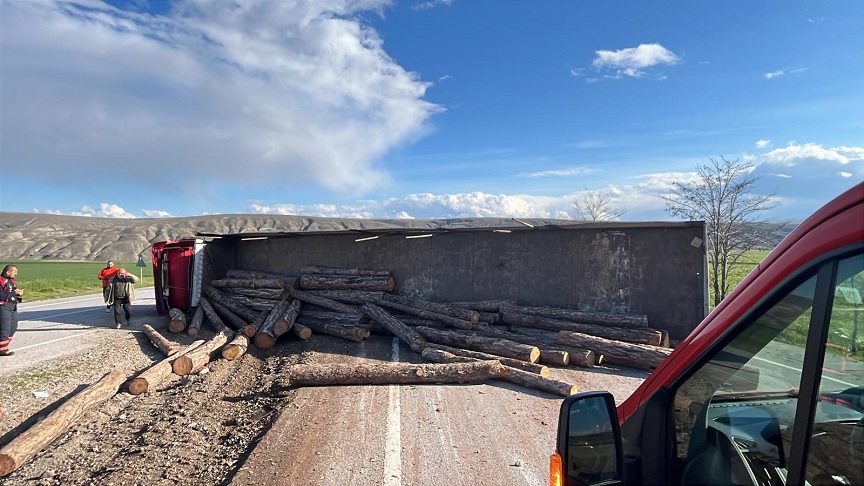 Çankırı'da tomruk yüklü TIR devrildi! Sürücü yaralı