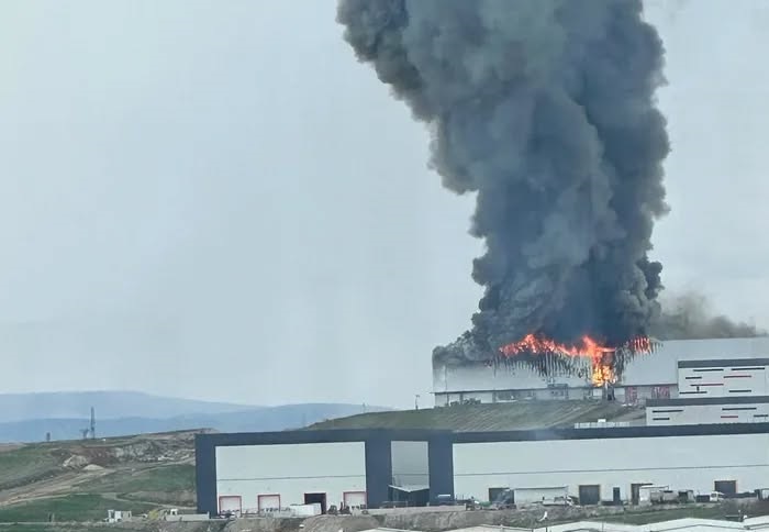 Başkent'te siren sesleri: Depo yangınına müdahale ediliyor