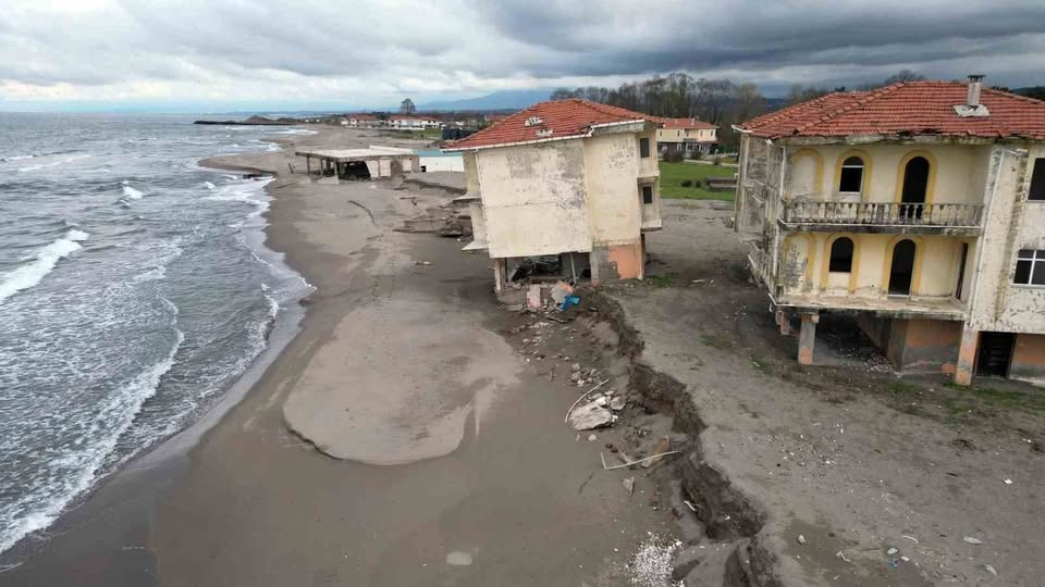Sakarya'da deniz 100 metre içeri girdi, villalar çöktü!