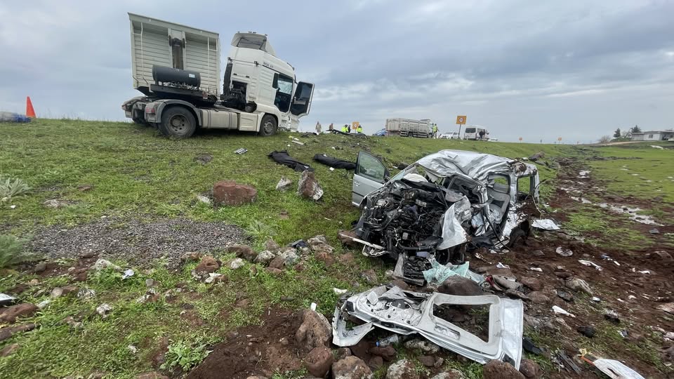 Siverek’te TIR ile hafif ticaret aracı çarpıştı: İki ölü, bir yaralı