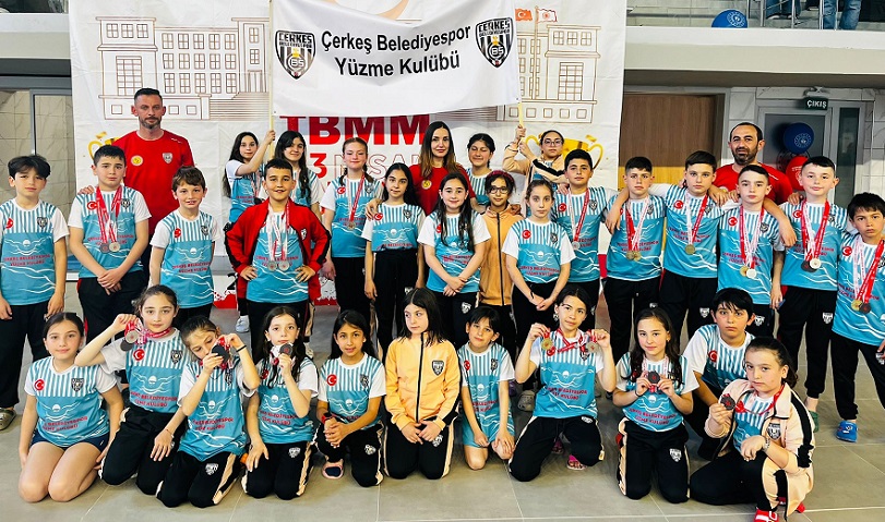 'Yüzme yarışları'nda Çerkeş Belediyespor Yüzme Kulübü madalyaları sildi süpürdü!