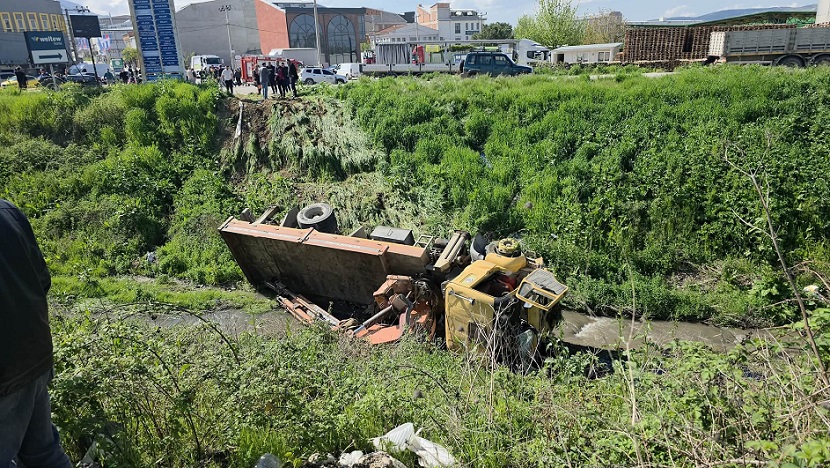 Bursa'da freni boşalan vinçten atlayan sürücü kurtarılamadı