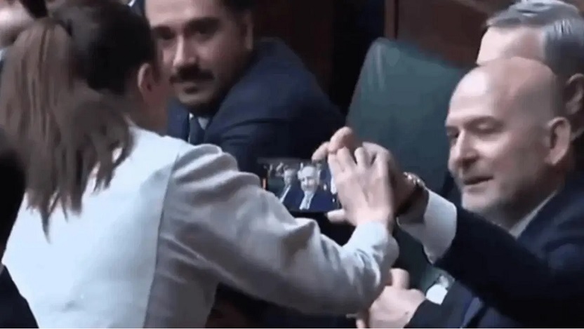 Süleyman Soylu 'Gülistan Doku'nun adını duyunca kadın gazeteciye saldırdı