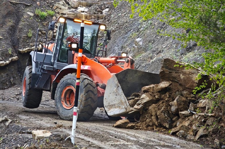 Kastamonu’da heyelan sonucu kapanan 5 köye ulaşım yeniden açıldı.