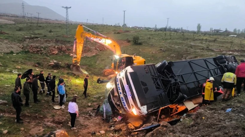 Malatya'da yolcu otobüsü devrildi: Çok sayıda ölü ve yaralı var