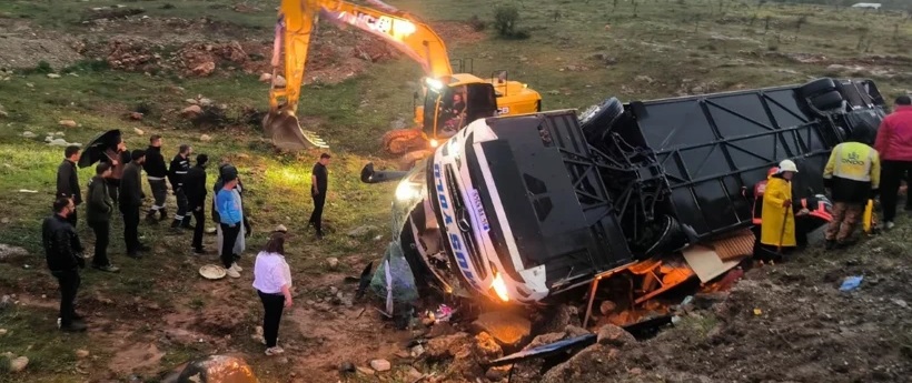 Malatya'da yolcu otobüsü devrildi: Çok sayıda ölü ve yaralı var