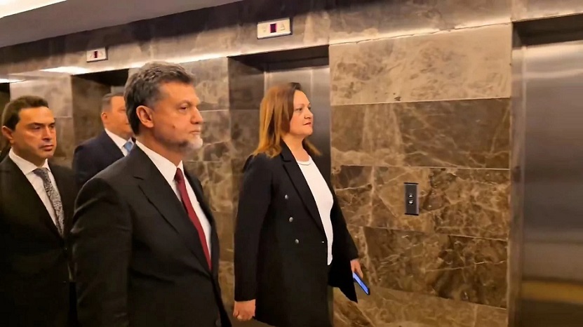 Özgür Özel grup toplantısında konuşurken, Burcu Köksal AKP Genel Merkezi'ne girdi