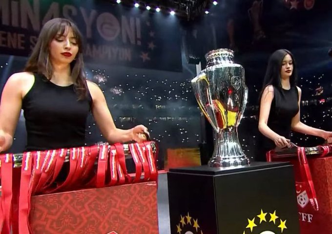 Galatasaray 26. şampiyonluğunu RAMS Park'ta kutluyor: Binlerce taraftar tribünlerde